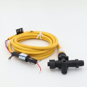 کابل پاور NMEA 2000 با کانکتور T – کابل ۲ متری زرد رنگ برای اتصال همزمان سونار، GPS و AIS به شبکه دریایی با فیوز ۳ آمپر و سیم‌های تغذیه قرمز، سیاه و شیلد، مناسب استفاده حرفه‌ای در کشتی‌ها و قایق‌ها